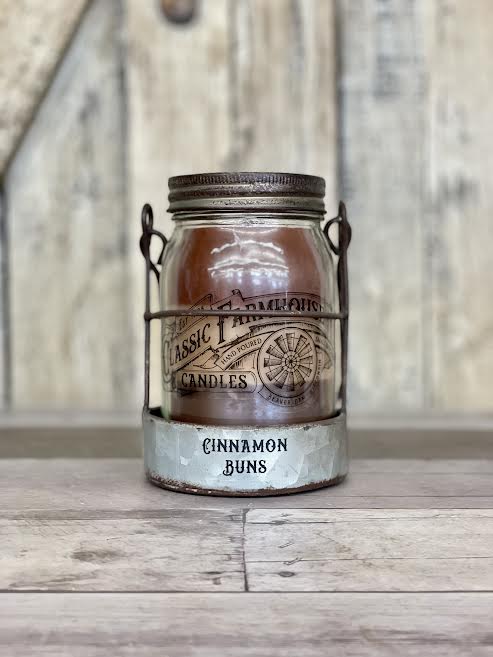 Classic Farmhouse Star Candle - Cinnamon Buns