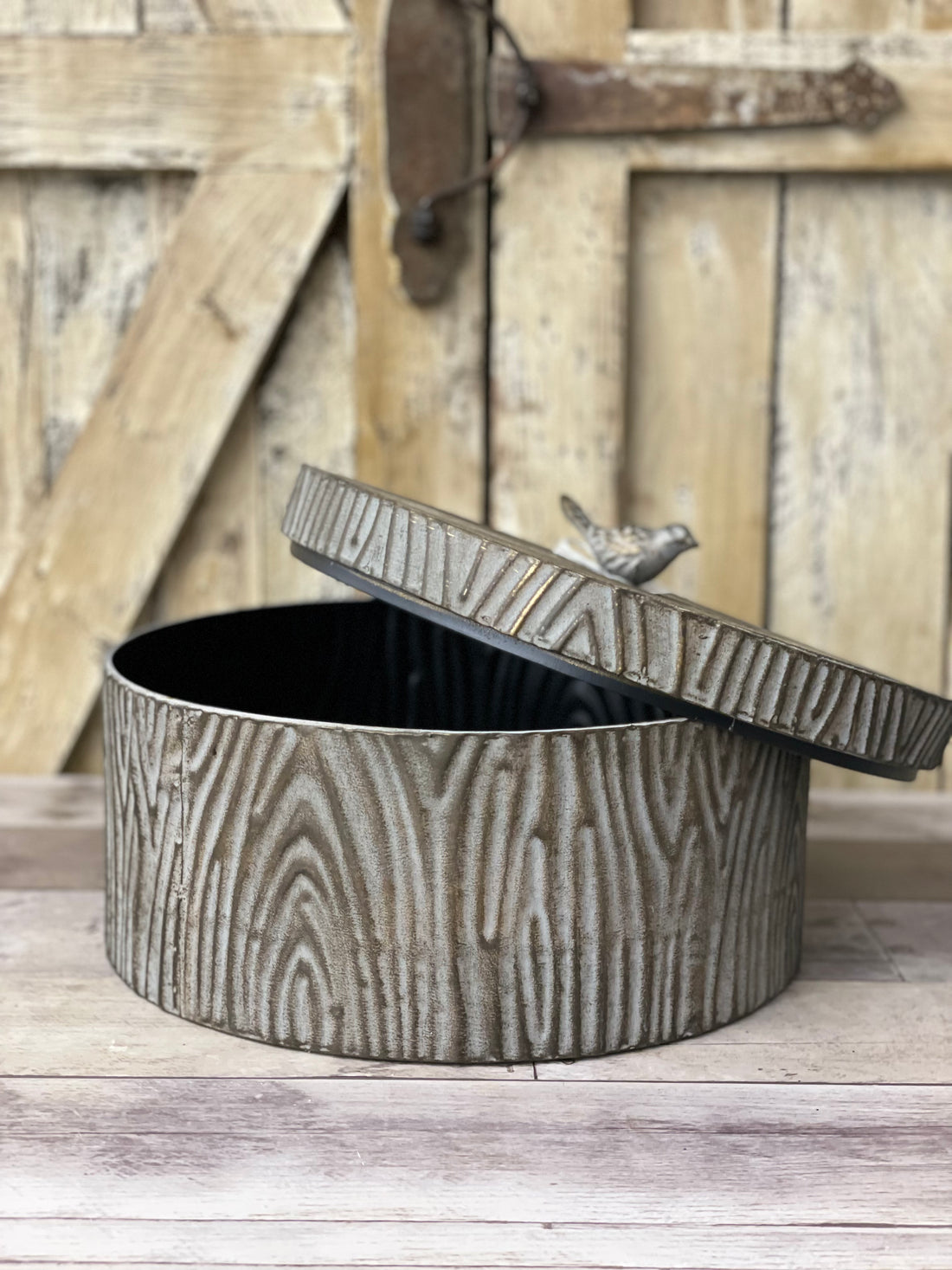 Distressed Round Metal Bird Box with Lid